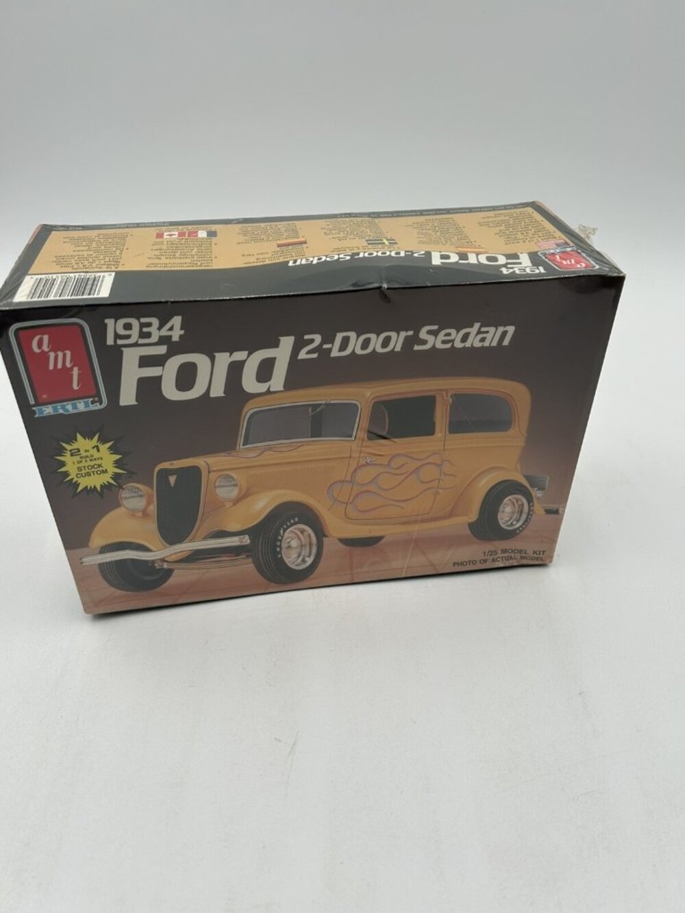 AMT Ertl 6510 1/25 Scale 1934 Ford 2-Door Sedan Plastic Model Kit
